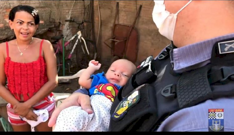 Bebê de um mês de vida é salvo pela PM ao engasgar com leite materno