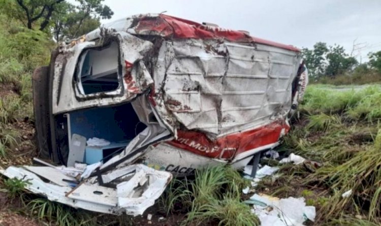 Ambulância de prefeitura sai de rodovia em Mato Grosso e fica destruída; paciente morre