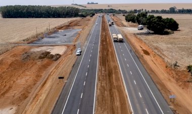Mato Grosso atinge este ano volume de asfaltamento do que existente em 20 Estados, diz governador Mauro Mendes.